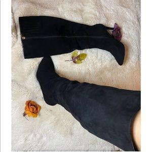 Knee high black boots 👢